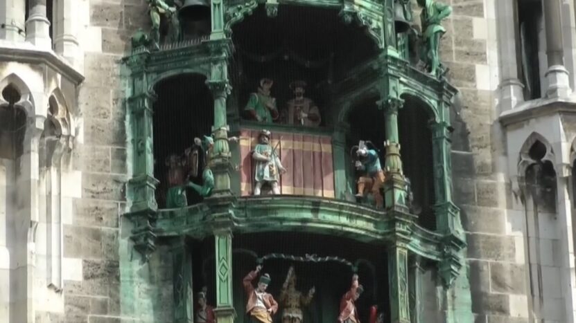 Ein Blick auf das Rathaus-Glockenspiel